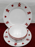 4-pc Corelle GINGERBREAD MEN & HEARTS Dinnerware Set DINNER PLATES Red Rim BOWLS