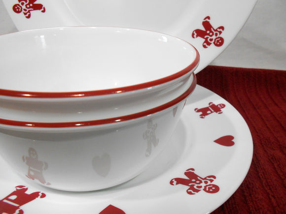 4-pc Corelle GINGERBREAD MEN & HEARTS Dinnerware Set DINNER PLATES Red Rim BOWLS
