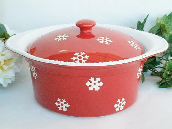 SNOWFLAKE RED WHITE Stoneware COVERED CASSEROLE 11x10x5 Winter Holiday Bake *NEW